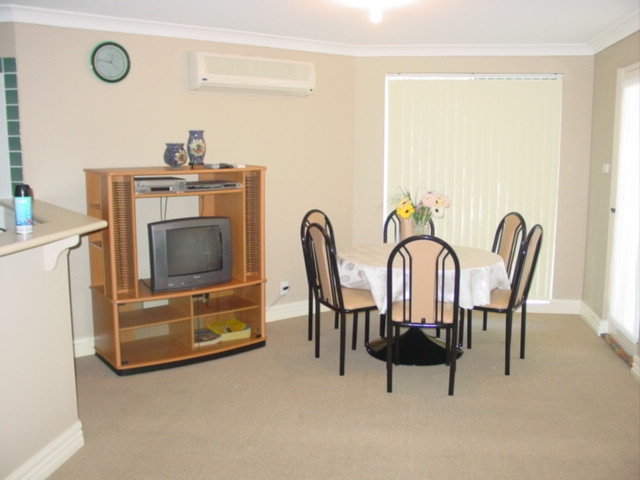 2 BEDROOM FURNISHED UNIT-CLOSE TO WATERFRONT Picture 2