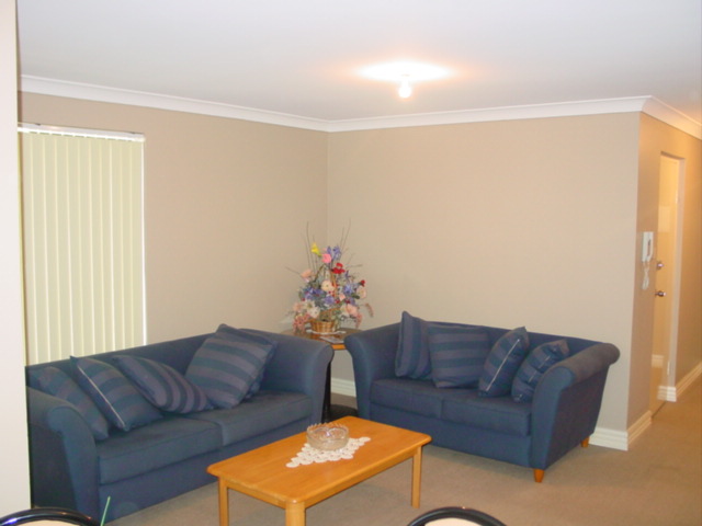 2 BEDROOM FURNISHED UNIT-CLOSE TO WATERFRONT Picture 3