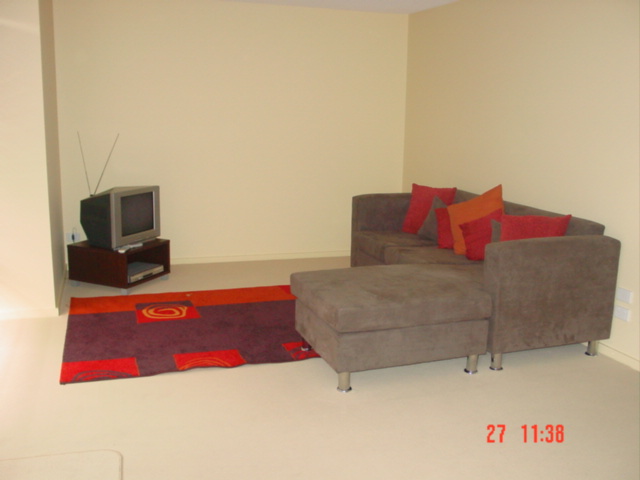 BIG THREE BEDROOM TOWNHOUSE IN GREAT LOCATION Picture 3