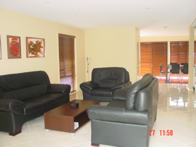 BIG THREE BEDROOM TOWNHOUSE IN GREAT LOCATION Picture 2