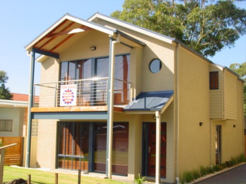 BIG THREE BEDROOM TOWNHOUSE IN GREAT LOCATION Picture 1