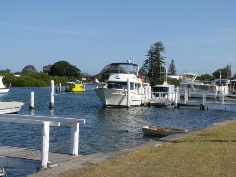 LUXURY APARTMENT ONLY 50M TO WATERFRONT Picture 3