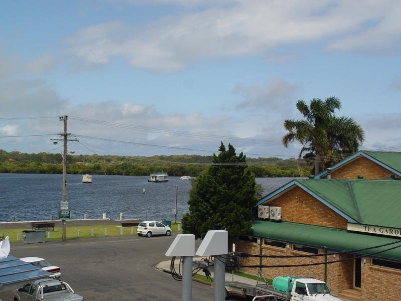 LUXURY APARTMENT ONLY 50M TO WATERFRONT Picture 2