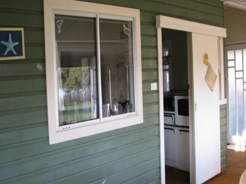 WATERFRONT
COTTAGE
- TEA GARDENS Picture 2