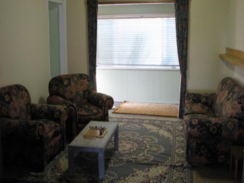 WATERFRONT
COTTAGE
- TEA GARDENS Picture 3