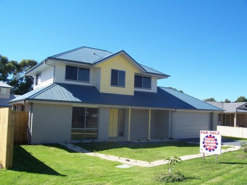 NEAR NEW FREESTANDING TOWNHOUSE Picture 1