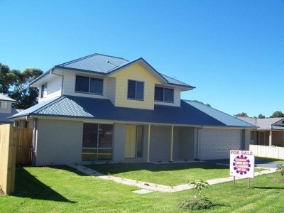 NEAR NEW FREESTANDING TOWNHOUSE Picture