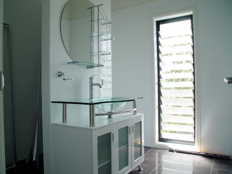 STUNNING TOWNHOUSE...JUST METRES TO THE WATERFRONT Picture 3