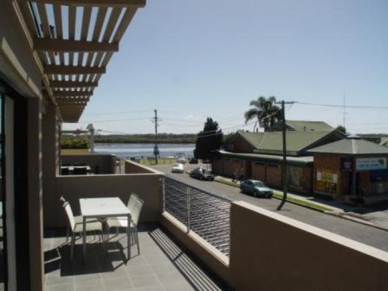 STUNNING TOWNHOUSE...JUST METRES TO THE WATERFRONT Picture 2