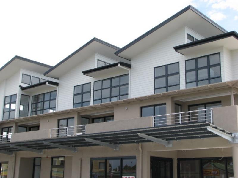 STUNNING TOWNHOUSE...JUST METRES TO THE WATERFRONT Picture 1