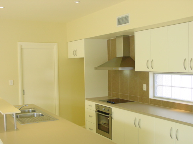 MODERN UNFURNISHED TOWNHOUSE - CENTRAL LOCATION Picture