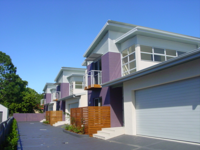 MODERN UNFURNISHED TOWNHOUSE - CENTRAL LOCATION Picture 1