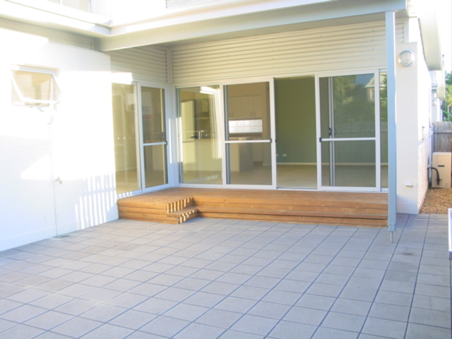 MODERN UNFURNISHED TOWNHOUSE - CENTRAL LOCATION Picture