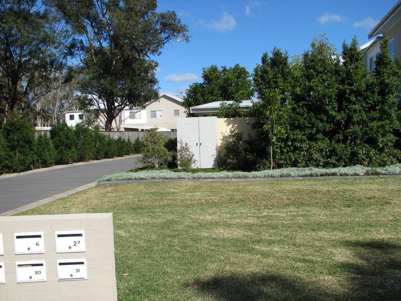 EXCELLENT VALUE - SPACIOUS TOWNHOUSE Picture 2