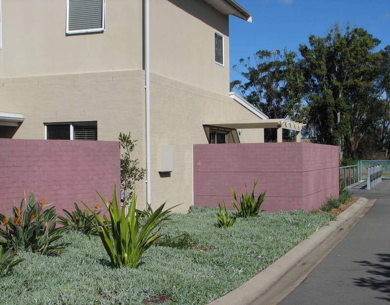 EXCELLENT VALUE - SPACIOUS TOWNHOUSE Picture 1