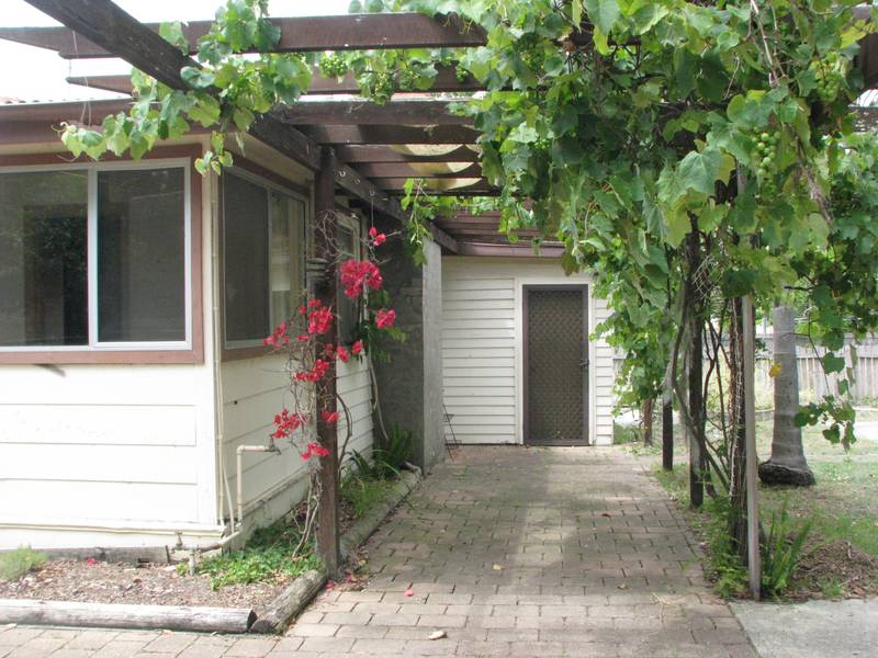 GREAT LOCATION! BIG YARD Picture 2