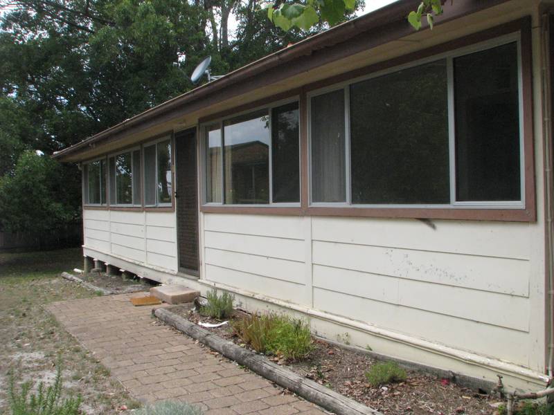 GREAT LOCATION! BIG YARD Picture 3