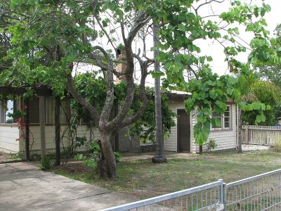 GREAT LOCATION! BIG YARD Picture