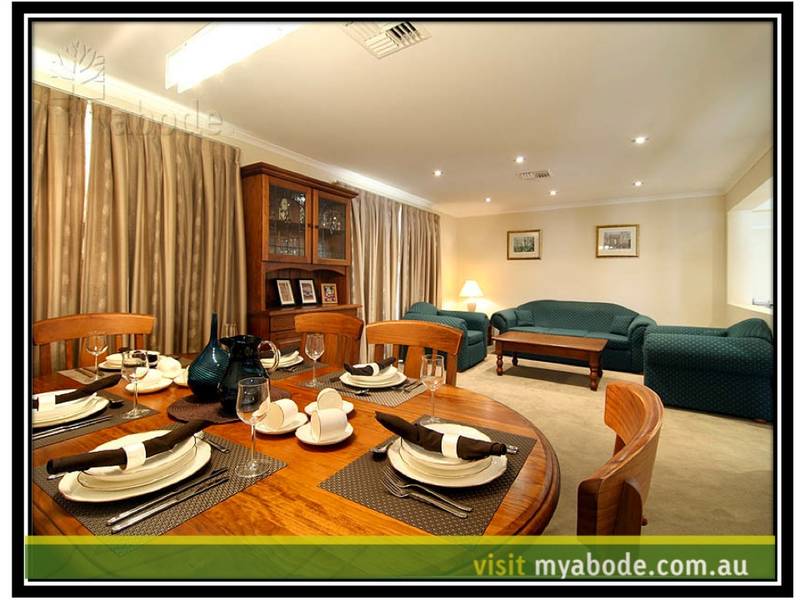 DISTINCTIVELY DIFFERENT WITH CHARACTER... Picture 3