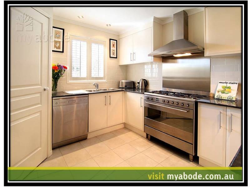 DISTINCTIVELY DIFFERENT WITH CHARACTER... Picture 2