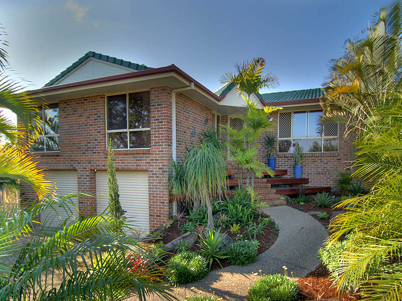 WOW! THIS IS A BEAUTIFUL HOME! Picture 1