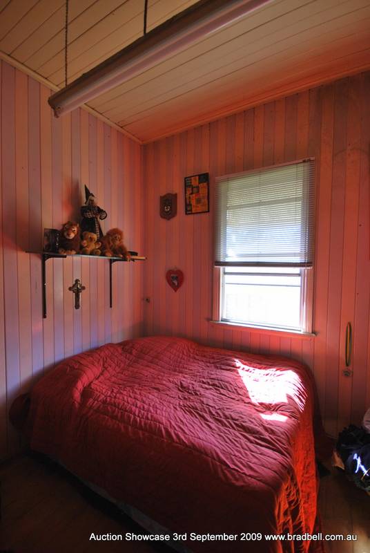 SOLD UNDER THE HAMMER BY BRAD BELL REAL ESTATE!!!! Picture 3