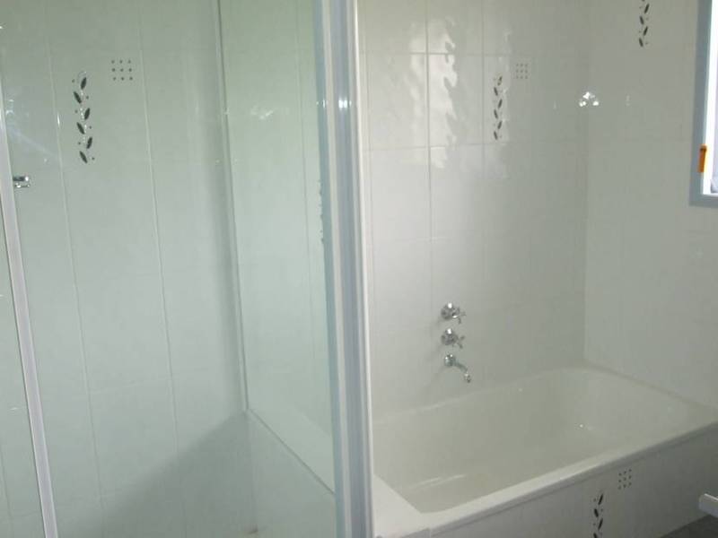 BEAUTIFULLY PRESENTED FRESHLY PAINTED RESIDENCE IN A GREAT LOCATION Picture 3