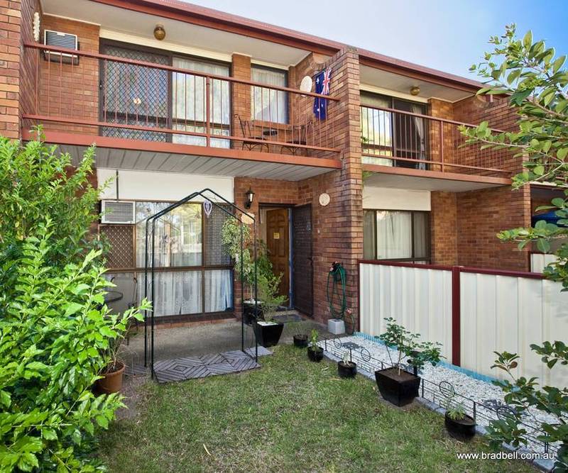 Circumstances force move to the Gold Coast View HD Video by Clicking Online Tour (Below Left) Picture 1