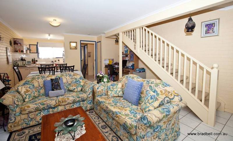 Circumstances force move to the Gold Coast View HD Video by Clicking Online Tour (Below Left) Picture 2