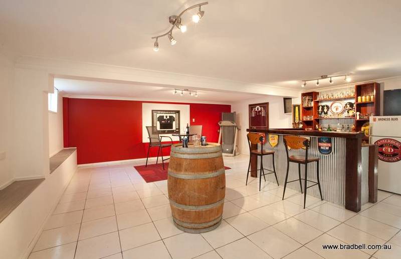 SPACIOUS FAMILY HOME! Picture 3