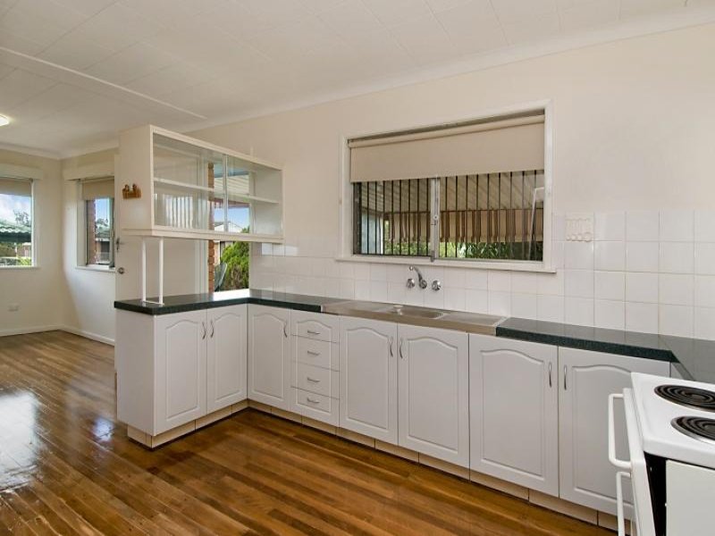 FRESHLY RENOVATED FOUR BEDROOM HOME AVAILABLE FOR SHORT TERM LEASE. Picture 2