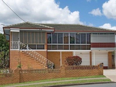 FRESHLY RENOVATED FOUR BEDROOM HOME AVAILABLE FOR SHORT TERM LEASE. Picture