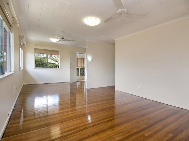 FRESHLY RENOVATED FOUR BEDROOM HOME AVAILABLE FOR SHORT TERM LEASE. Picture 3