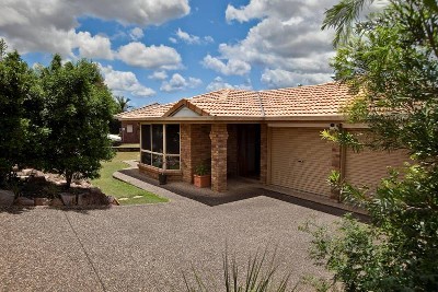 FAMILY HOME WITH ALL THE COMFORTS! View the HD Video (Click online Tour) Picture