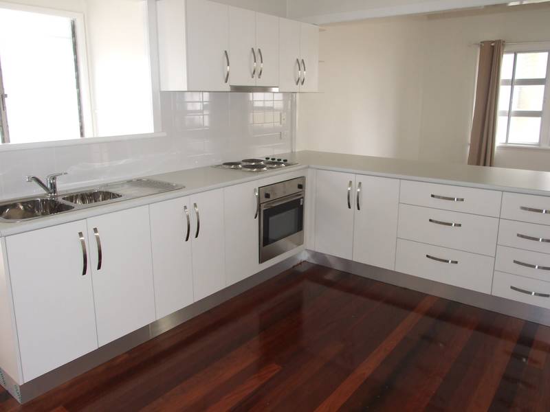 This recently renovated property has all three wishes - it is modern, spacious and in a great location!!! Picture 1