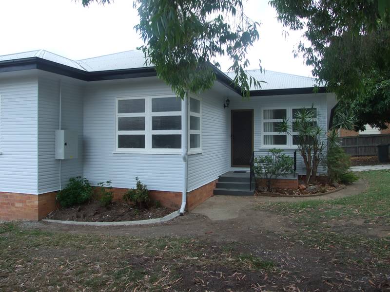 This recently renovated property has all three wishes - it is modern, spacious and in a great location!!! Picture 3