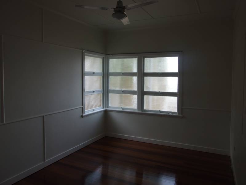 This recently renovated property has all three wishes - it is modern, spacious and in a great location!!! Picture 2
