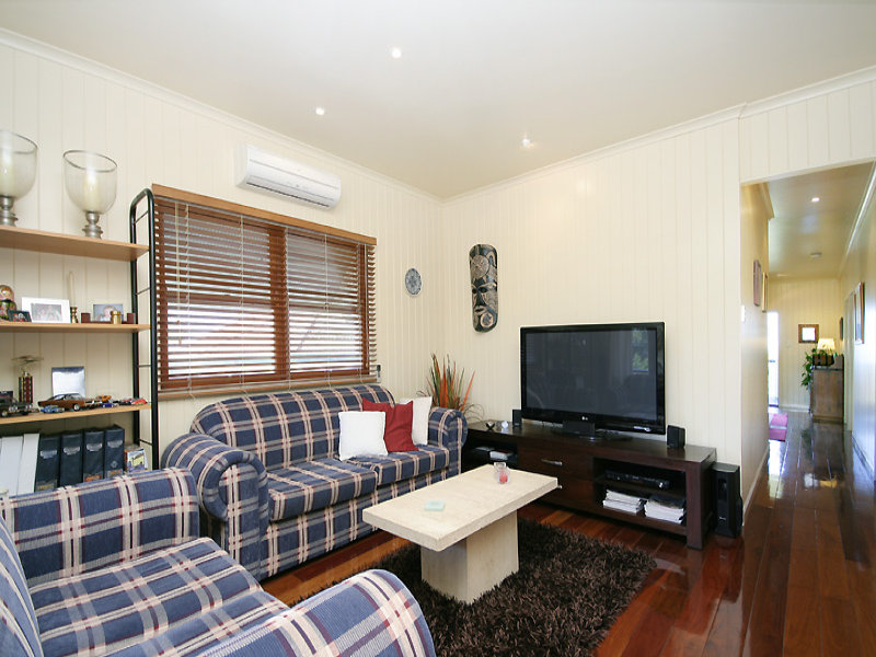Stunning Reproduction Queenslander - breezy Brighton location Picture 2