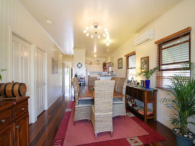 Stunning Reproduction Queenslander - breezy Brighton location Picture 3