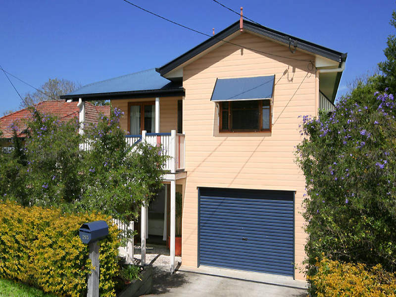 Stunning Reproduction Queenslander - breezy Brighton location Picture 1