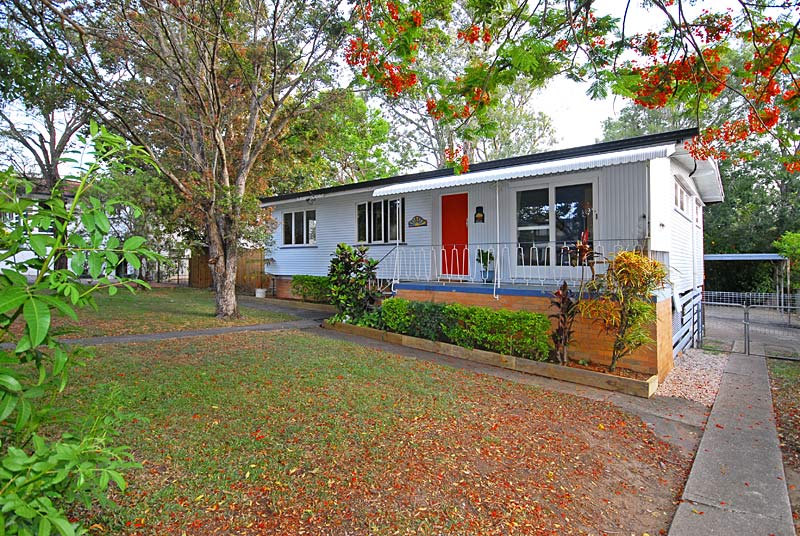 The perfect ingredients........ Pristine presentation, picturesque street, great location. Picture 1