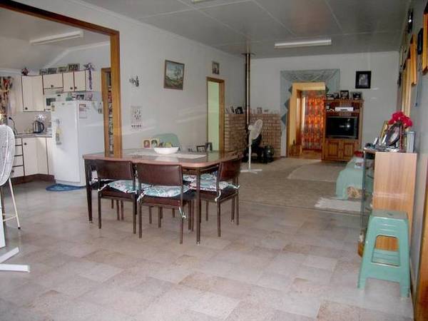 FAMILY HOME IN CONVENIENT LOCATION Picture 3