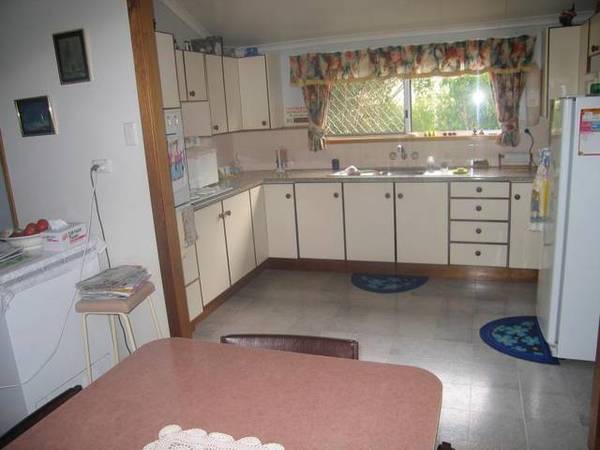 FAMILY HOME IN CONVENIENT LOCATION Picture 2