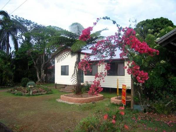 FAMILY HOME IN CONVENIENT LOCATION Picture 1