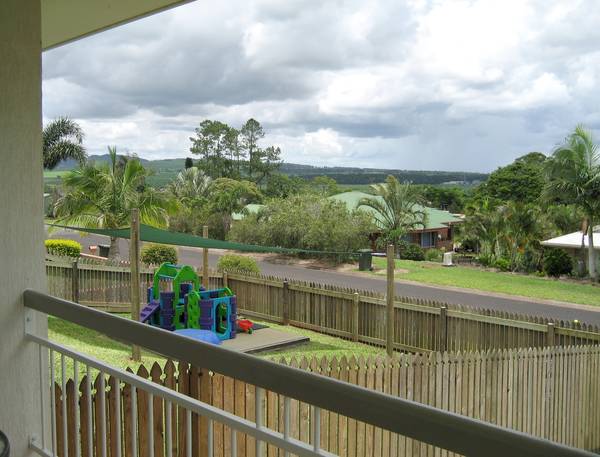 ATHERTON HOME IN QUIET POSITION - 3137: Picture 2