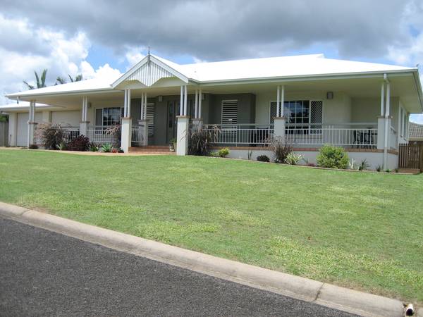 ATHERTON HOME IN QUIET POSITION - 3137: Picture 1