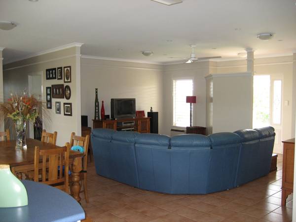 ATHERTON HOME IN QUIET POSITION - 3137: Picture 3