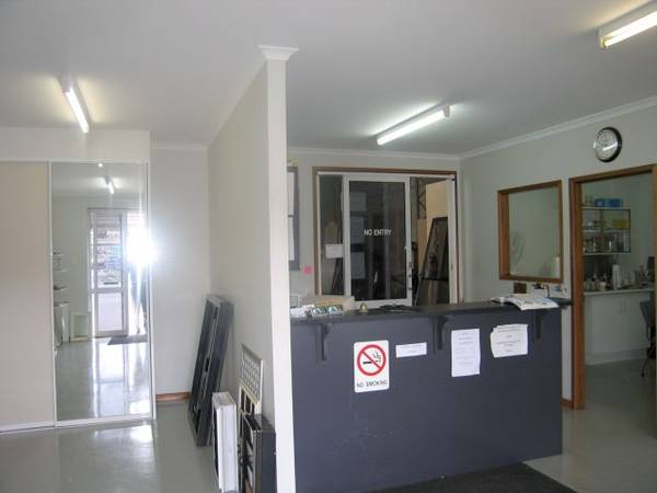 BUSINESS - b2814: Picture 2