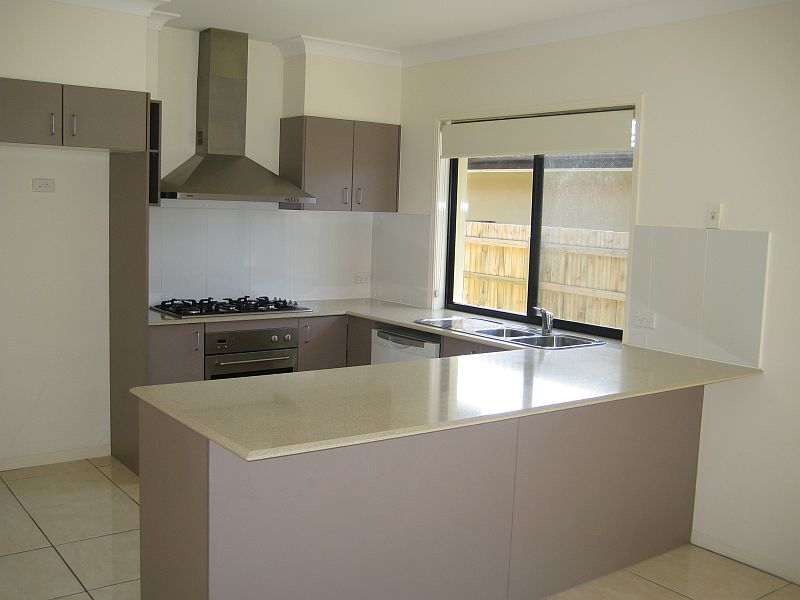 PRESENTATION
PERFECT in HAWTHORNE WOODS Picture 2