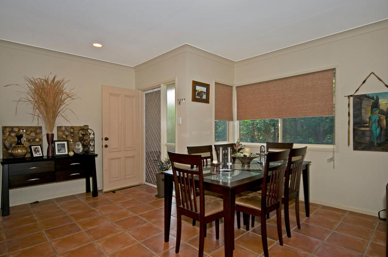 EASY TO LIVE IN - EASY TO RENT OUT ! Picture 3